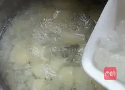 Illustration of how to make rock sugar, snow pear and white fungus soup 5