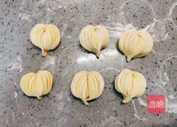 Illustration of how to make pumpkin flower steamed buns 13