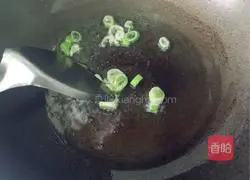 Illustration of how to make chrysanthemum clam soup 5