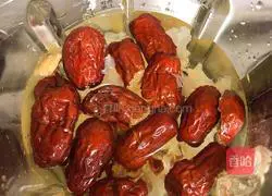 Illustration of how to make red dates, longan and white fungus soup (beautiful soup) 4