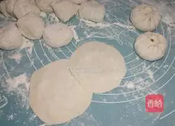 Illustration of how to make pork skin buns 17