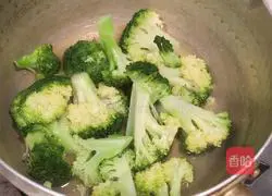 Illustration of how to make broccoli vermicelli pancakes 2