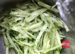 Cold salad Illustration of how to make jellyfish head 3