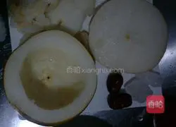 Illustration of how to make steamed pear cup with rock sugar and white fungus 4