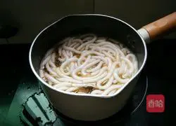 Illustration of how to make QQ noodles with shrimps and sauerkraut 7