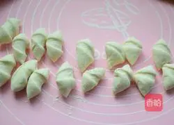 Illustration of how to make colorful pepper and pork dumplings 7