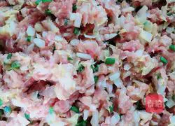 Illustration of how to make steamed cabbage and meat dumplings 5