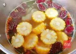 Corn Illustration of how to make red dates, winter melon and fish soup 9