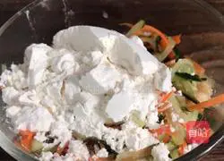 Illustration of how to make carrot and cucumber chicken cake 4