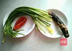 Illustration of how to make fried sausage with garlic moss 2