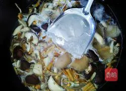 Illustration of how to make mushroom and meat slices soup 9