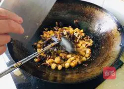 Illustration of how to pull mutton into strips 9