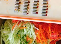 Rice cooker, cucumber, carrot shreds, eggs Illustration of how to bake 3