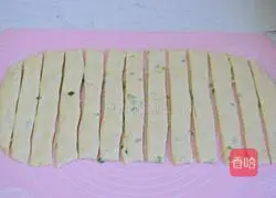 Illustration of how to make scallion fried dough sticks 3