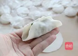 Illustration of how to make dumplings stuffed with pork and three delicacies 10