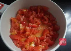 Illustration of how to make mushroom and tomato fat-reducing soup 3