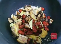 Illustration of how to make chicken soup with mushrooms and red dates 2