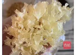 Osmanthus soap locust, rice peach gum and tremella soup Illustration of how to do it 3