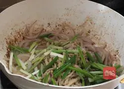 Illustration of how to make shredded pork with green onions 12
