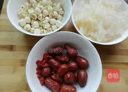 Illustration of how to make red dates, tremella and lotus seed soup 1
