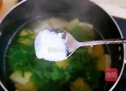 Illustration of how to make asparagus tofu soup 9