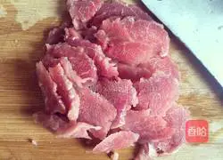 Illustration of how to make loofah, vermicelli and meat slices soup 3