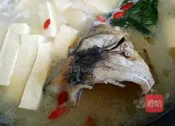 Illustration of how to make crucian carp head tofu soup 8