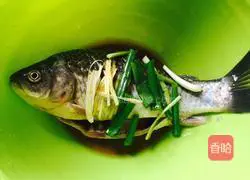 Illustration of how to make steamed crucian carp 4