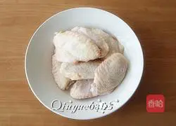 Illustration of how to make salt-baked chicken wings 1