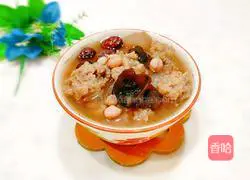 Illustration of how to make fungus, red dates, peanuts and beef tendon soup 1