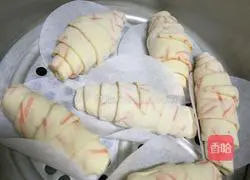 Illustration of how to make carrot croissants 7