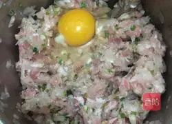 Illustration of how to make meat dumplings stuffed with radish, chives and onions 5