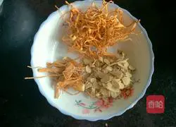 Illustration of how to make mushroom stewed chicken 1