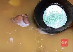 Lotus root and pig trotters soup recipe 5