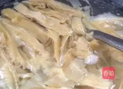 Illustration of how to stir-fry lean meat with tofu skin 3