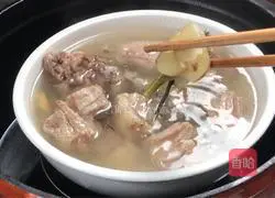 Illustration of how to make braised lamb chops with fresh longan 7