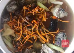 Illustration of how to make Cordyceps, tea tree mushroom, chestnut and black-bone chicken in a pot 4