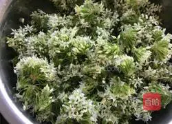 Illustration of how to make chive flowers 1