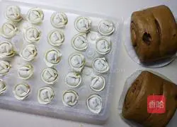 Illustration of how to make fresh meat wontons 1