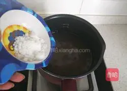 Illustration of how to make fruit lotus root starch soup 7