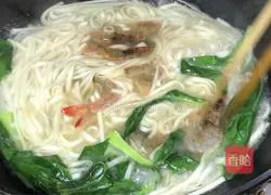 Illustration of how to make vegetable and shrimp noodle soup 5