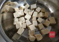 Illustration of how to make cabbage, pork belly and frozen tofu stew 5