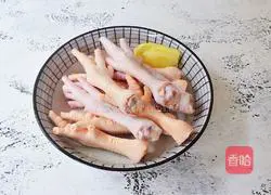 Illustration of how to make peanut chicken feet soup 3