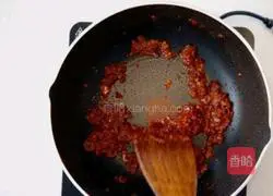 Illustration of how to make fried noodles with green sauce 6