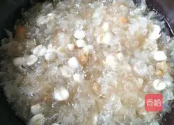 Illustration of how to make longan, red dates, tremella and lotus seed soup 7