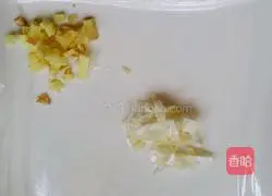 Illustration of how to stir-fry bacon with garlic sprouts 3