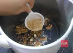 Illustration of how to make black bean and walnut drink 5