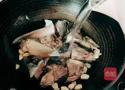 White Illustration of how to make radish and fish head soup 9