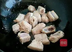 Illustration of how to make pork ribs and lotus root soup 4