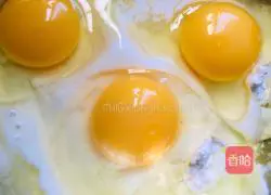 Illustration of making red date yogurt cake 2